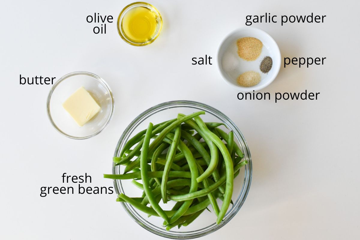 The ingredients to make seasoned sautéed green beans.
