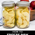 Freeze dried apples in two mason jars and the text: how to freeze dry apples.